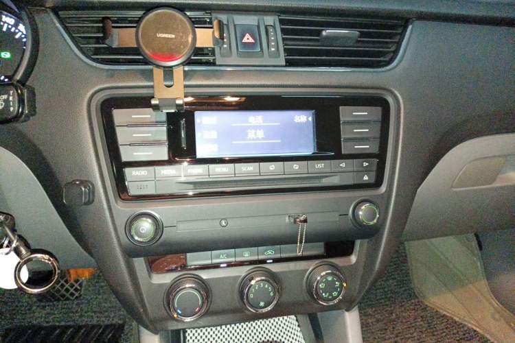 Used Skoda Octavia 2015 1.6L Automatic Yijie Edition Audio And AC Panel
