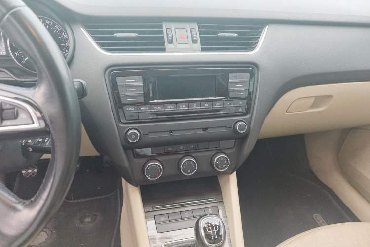Used Skoda Octavia 2015 1.6L Manual Yijun Edition Audio And AC Panel