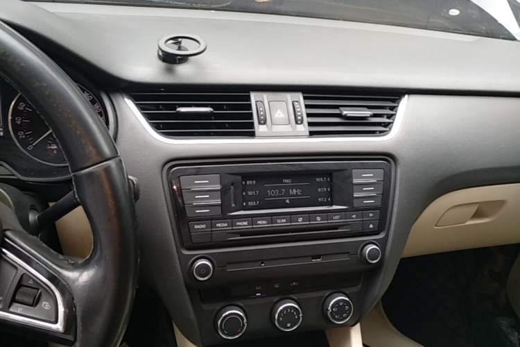 Used Skoda Octavia 2015 1.6L Automatic Yijun Edition Audio And AC Panel