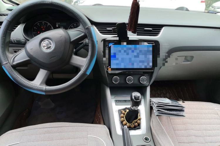 Used Skoda Octavia 2015 1.6L Manual Yijie Edition Center Console
