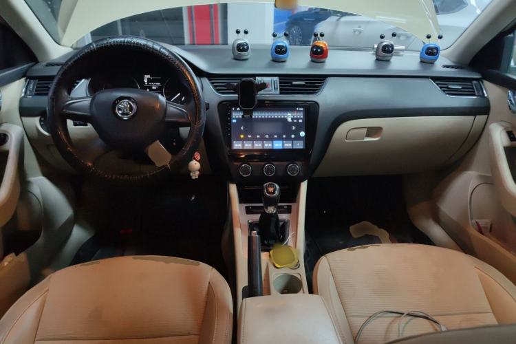 Used Skoda Octavia 2015 1.6L Manual Yijie Edition Center Console