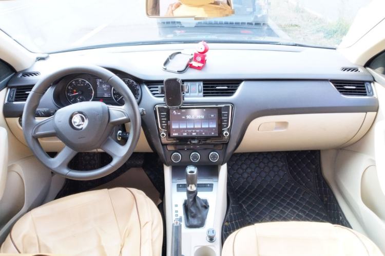 Used Skoda Octavia 2015 1.6L Automatic Yijie Edition Center Console