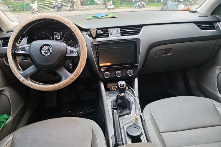 Used Skoda Octavia 2015 1.6L Manual Yijun Edition Center Console