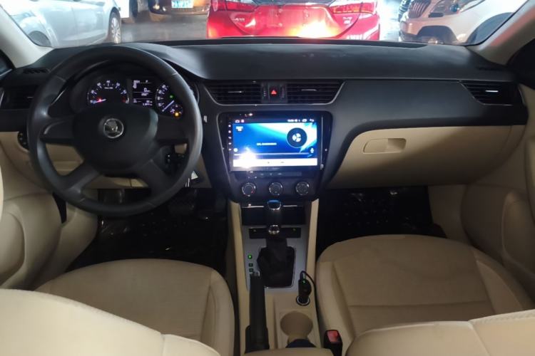 Used Skoda Octavia 2015 1.6L Automatic Yijie Edition Center Console
