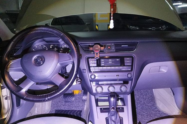 Used Skoda Octavia 2015 1.6L Automatic Yijie Edition Center Console
