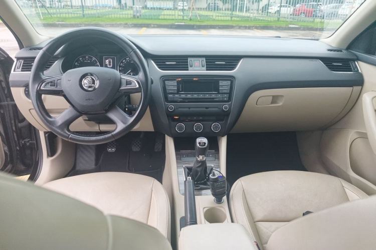 Used Skoda Octavia 2015 1.6L Manual Yijun Edition Center Console