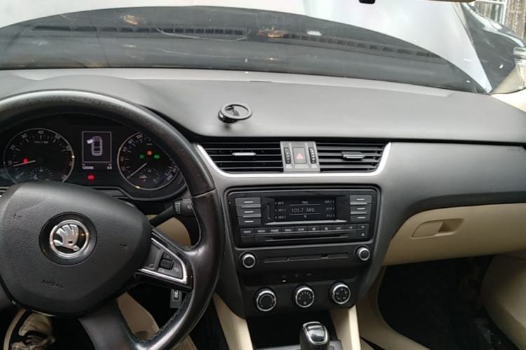Used Skoda Octavia 2015 1.6L Automatic Yijun Edition Center Console
