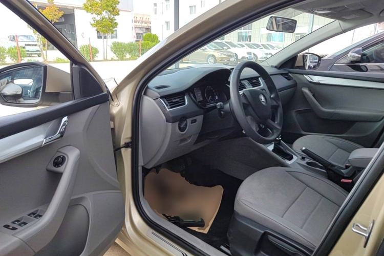 Used Skoda Octavia 2015 1.6L Automatic Yijie Edition Driver Seat