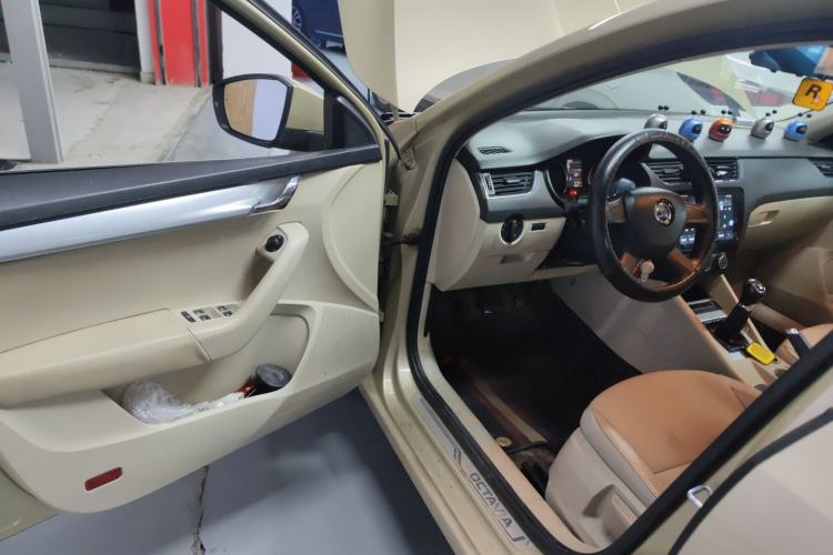 Used Skoda Octavia 2015 1.6L Manual Yijie Edition Driver Seat