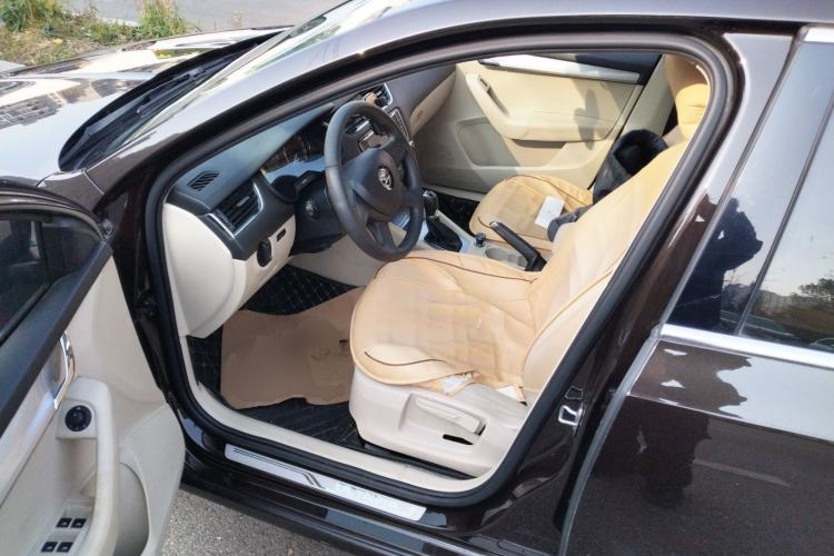 Used Skoda Octavia 2015 1.6L Automatic Yijie Edition Driver Seat