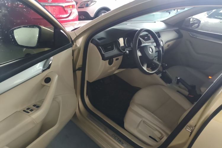 Used Skoda Octavia 2015 1.6L Automatic Yijie Edition Driver Seat
