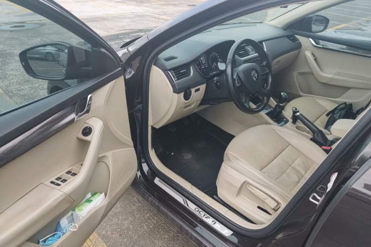 Used Skoda Octavia 2015 1.6L Manual Yijun Edition Driver Seat