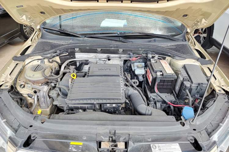 Used Skoda Octavia 2015 1.6L Automatic Yijie Edition Engine Bay