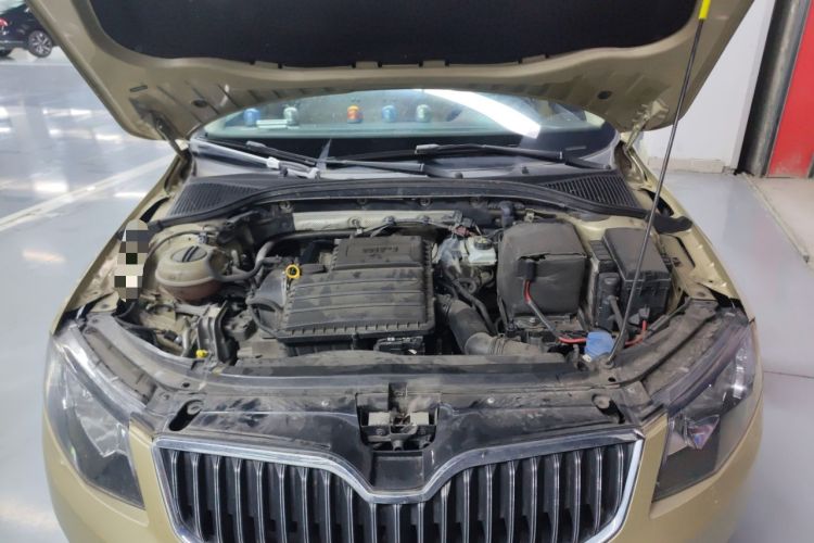 Used Skoda Octavia 2015 1.6L Manual Yijie Edition Engine Bay