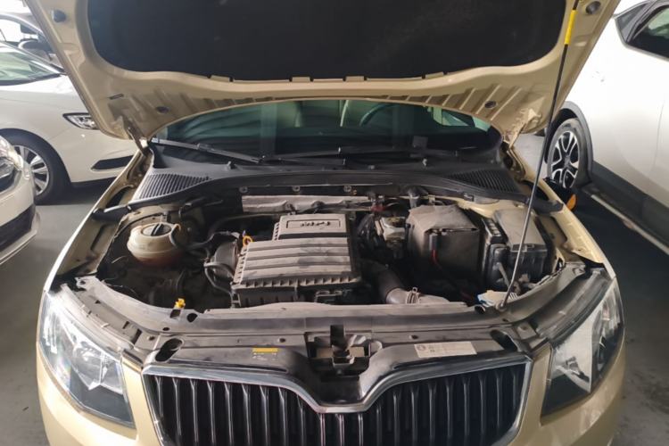 Used Skoda Octavia 2015 1.6L Automatic Yijie Edition Engine Bay