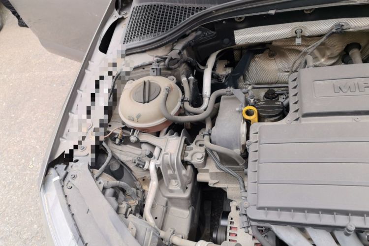 Used Skoda Octavia 2015 1.6L Manual Yijie Edition Engine Bay Right