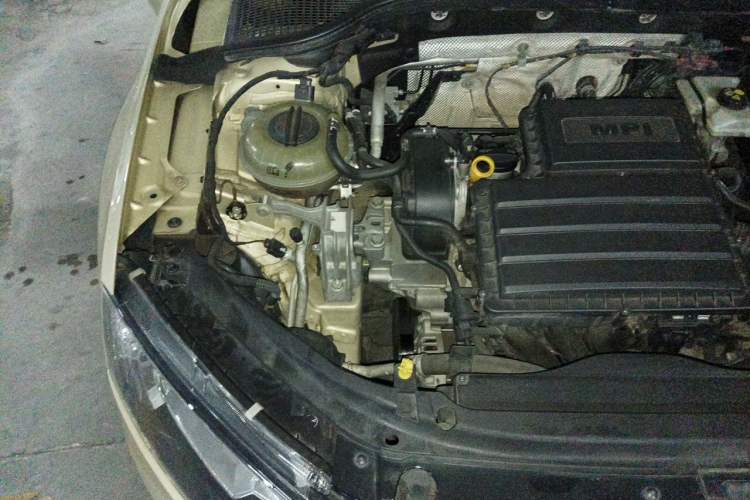Used Skoda Octavia 2015 1.6L Automatic Yijie Edition Engine Bay Right