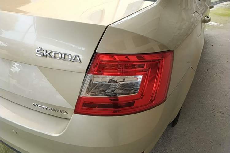 Used Skoda Octavia 2015 1.4TSI DSG Eado Edition Exterior 3
