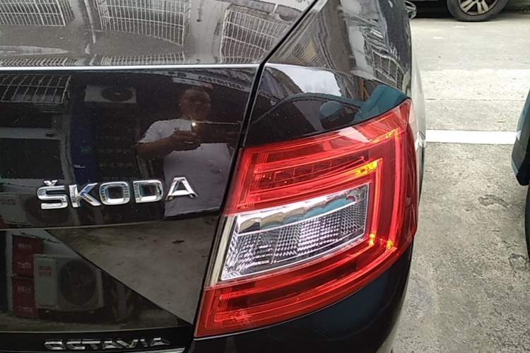 Used Skoda Octavia 2015 1.6L Automatic Yijun Edition Exterior 3