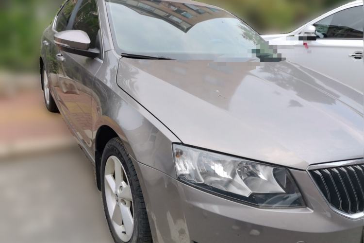 Used Skoda Octavia 2015 1.6L Manual Yijie Edition Front Right 45 Deg