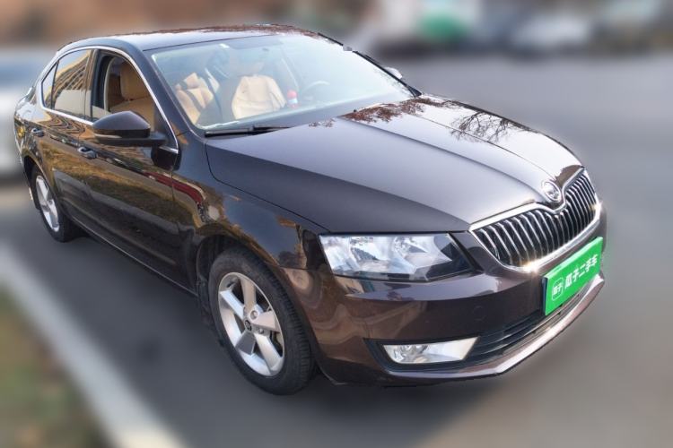 Used Skoda Octavia 2015 1.6L Automatic Yijie Edition Front Right 45 Deg