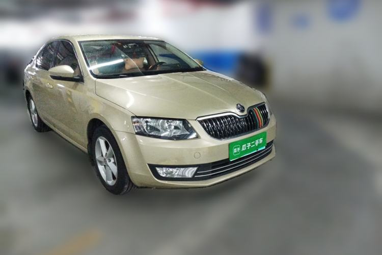Used Skoda Octavia 2015 1.6L Automatic Yijie Edition Front Right 45 Deg