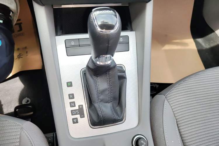 Used Skoda Octavia 2015 1.6L Automatic Yijie Edition Gear Lever