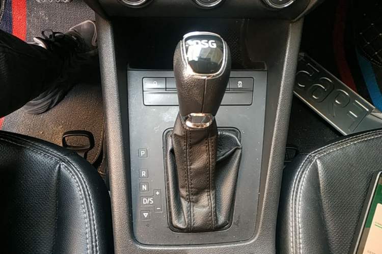 Used Skoda Octavia 2015 1.4TSI DSG Eado Edition Gear Lever