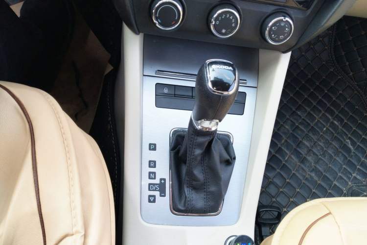 Used Skoda Octavia 2015 1.6L Automatic Yijie Edition Gear Lever