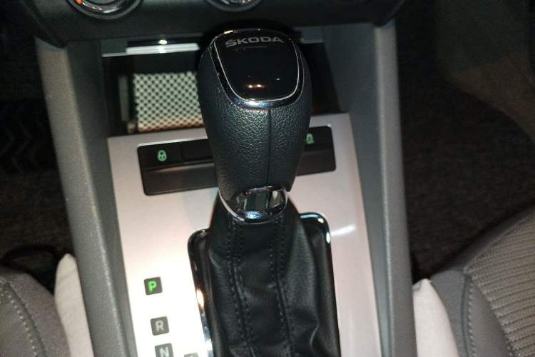Used Skoda Octavia 2015 1.6L Automatic Yijie Edition Gear Lever