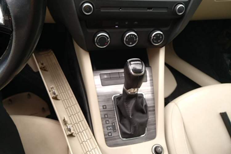 Used Skoda Octavia 2015 1.6L Automatic Yijun Edition Gear Lever