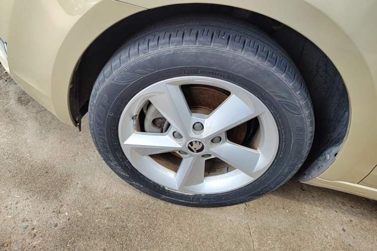 Used Skoda Octavia 2015 1.6L Automatic Yijie Edition Left Front Wheel Hub