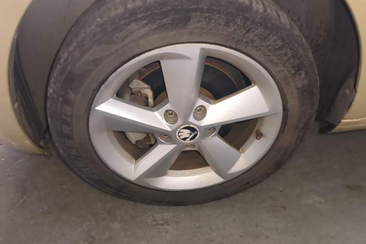 Used Skoda Octavia 2015 1.6L Automatic Yijie Edition Left Front Wheel Hub