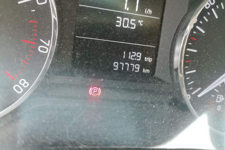 Used Skoda Octavia 2015 1.6L Manual Yijie Edition Odometer Close Up