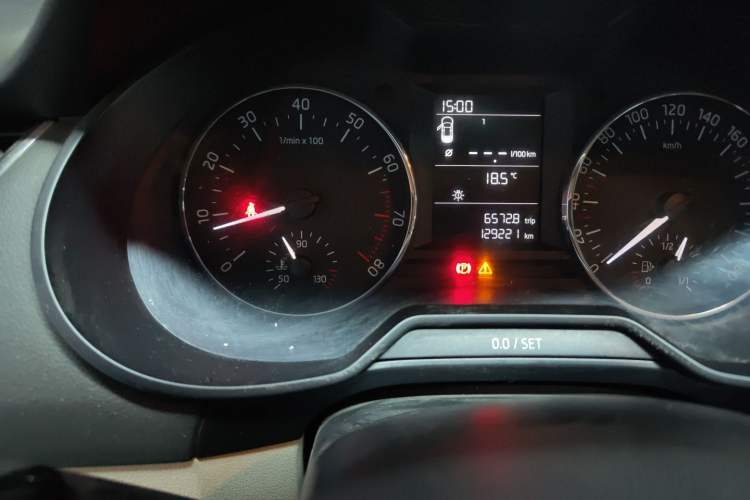 Used Skoda Octavia 2015 1.6L Manual Yijie Edition Odometer Close Up
