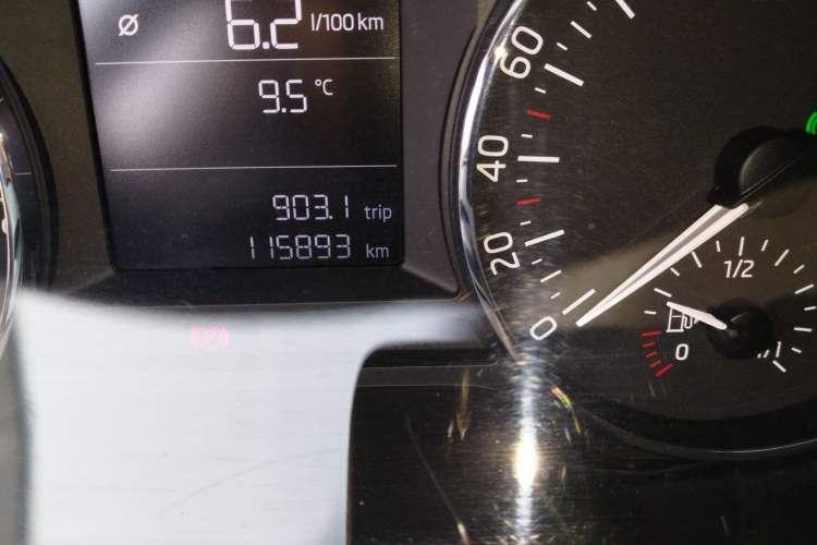 Used Skoda Octavia 2015 1.6L Automatic Yijie Edition Odometer Close Up