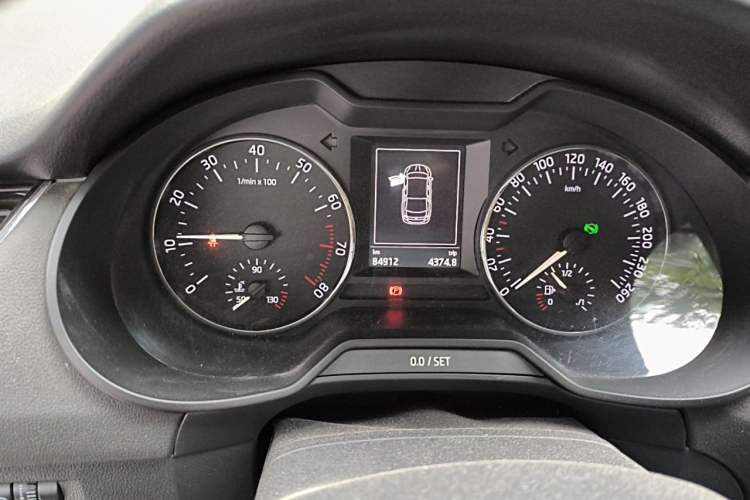 Used Skoda Octavia 2015 1.4TSI DSG Yijun Edition Odometer Close Up