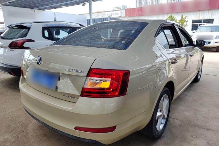 Used Skoda Octavia 2015 1.6L Automatic Yijie Edition Rear Right 45 Deg