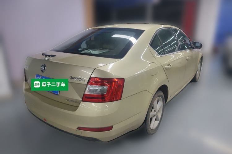 Used Skoda Octavia 2015 1.6L Manual Yijie Edition Rear Right 45 Deg