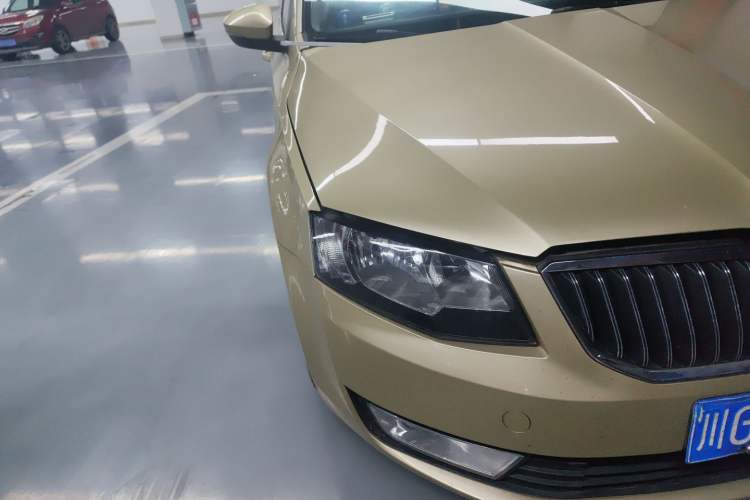 Used Skoda Octavia 2015 1.6L Manual Yijie Edition Right Front Headlight