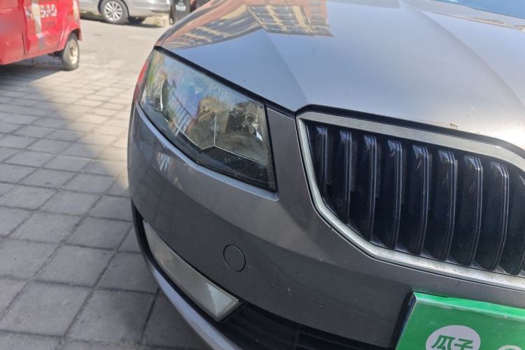 Used Skoda Octavia 2015 1.6L Manual Eado Edition Right Front Headlight