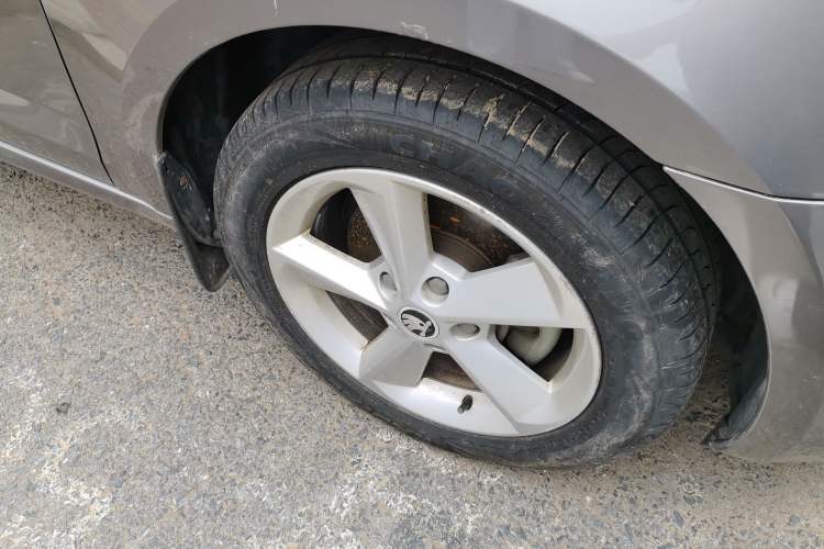 Used Skoda Octavia 2015 1.6L Manual Yijie Edition Right Front Wheel Hub