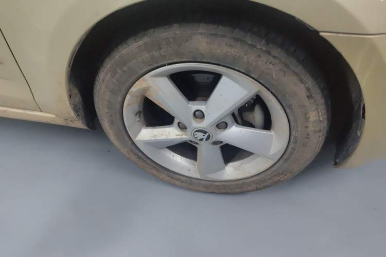 Used Skoda Octavia 2015 1.6L Manual Yijie Edition Right Front Wheel Hub