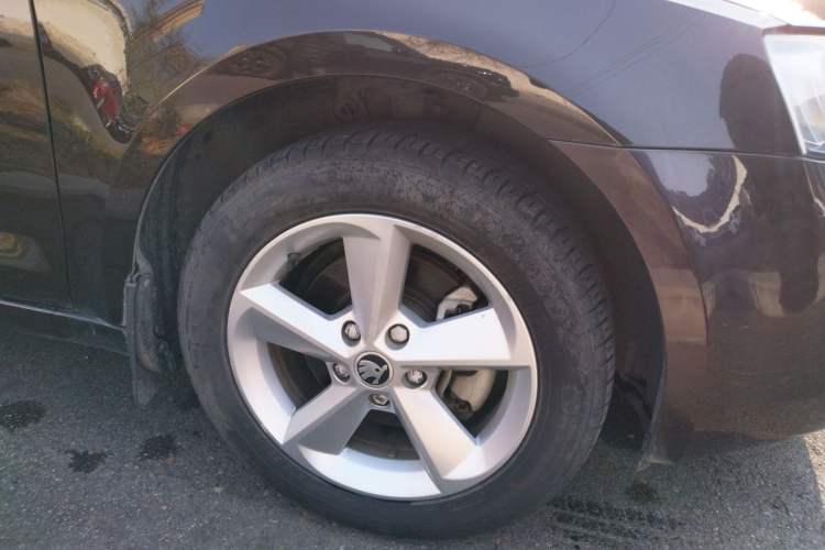 Used Skoda Octavia 2015 1.6L Automatic Yijie Edition Right Front Wheel Hub