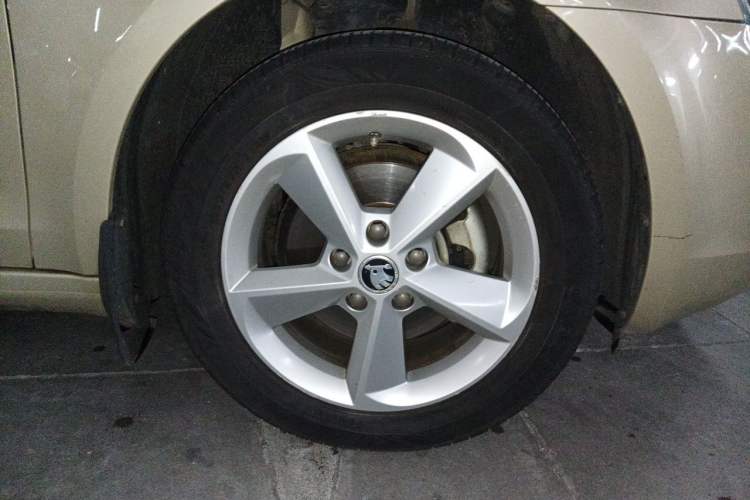 Used Skoda Octavia 2015 1.6L Automatic Yijie Edition Right Front Wheel Hub