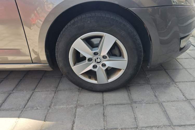 Used Skoda Octavia 2015 1.6L Manual Eado Edition Right Front Wheel Hub