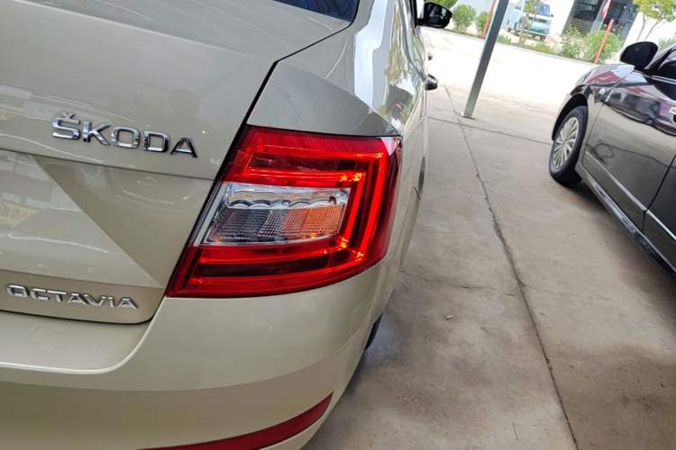 Used Skoda Octavia 2015 1.6L Automatic Yijie Edition Right Rear Taillight