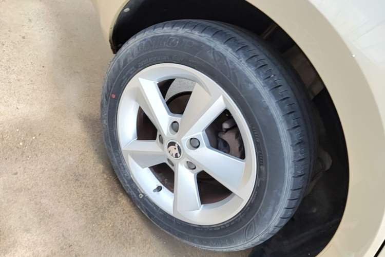 Used Skoda Octavia 2015 1.6L Automatic Yijie Edition Right Rear Wheel Hub