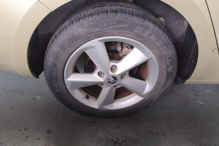 Used Skoda Octavia 2015 1.6L Automatic Yijie Edition Right Rear Wheel Hub