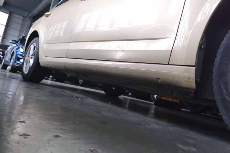 Used Skoda Octavia 2015 1.6L Automatic Yijie Edition Right Side Sill
